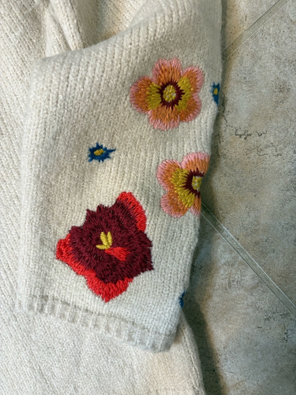 🌸cliche’ Embroidered Sweater - Picture 4 of 7